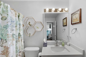 Serviettes fournies, savon, papier toilette