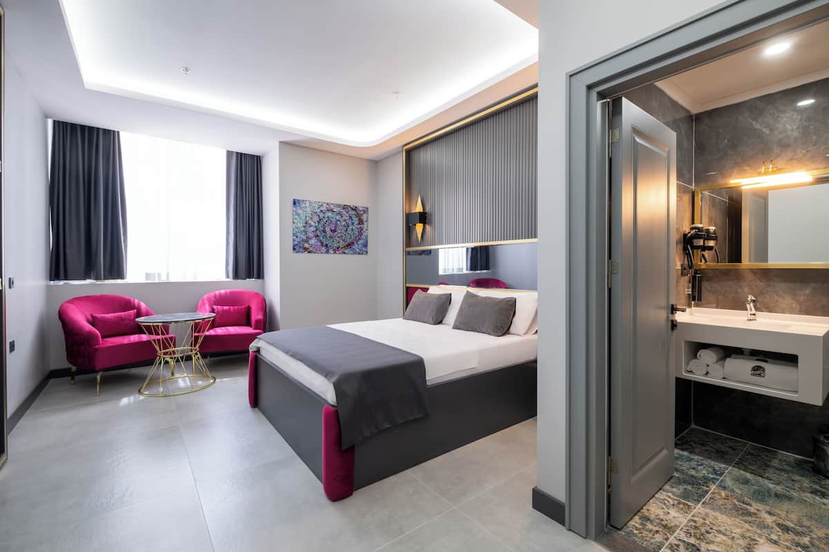 Classic Double Room, City View | Meja, Wi-fi percuma