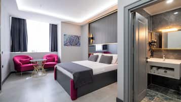 Classic Double Room, City View | Desk, free WiFi