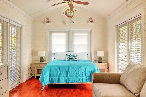 1 bedroom, in-room safe, desk, iron/ironing board - Storybook Home in Downtown Stuart (Stuart)