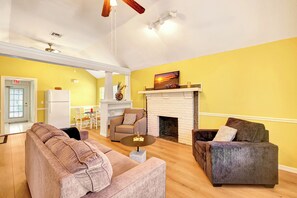 Smart TV, books - Storybook Home in Downtown Stuart (Stuart)