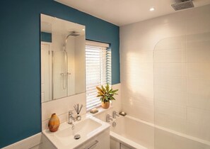 Kombinasi shower/bathtub, bathtub besar, pengering rambut, dan handuk