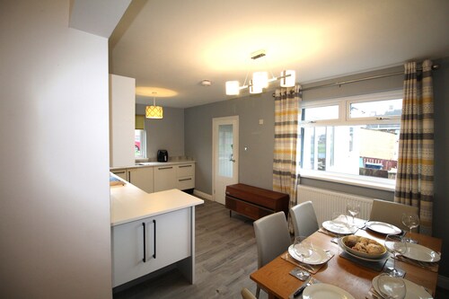 3 Bed House - Sleeps 6 - Parking - Pets - Garden