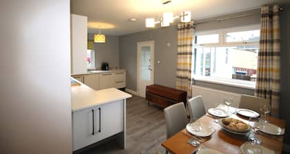 3 Bed House - Sleeps 6 - Parking - Pets - Garden