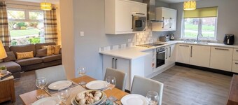 3 Bed House - Sleeps 6 - Parking - Pets - Garden