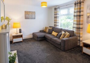 TV, fireplace - 3 Bed House - Sleeps 6 - Parking - Pets - Garden (Rowlands Gill)