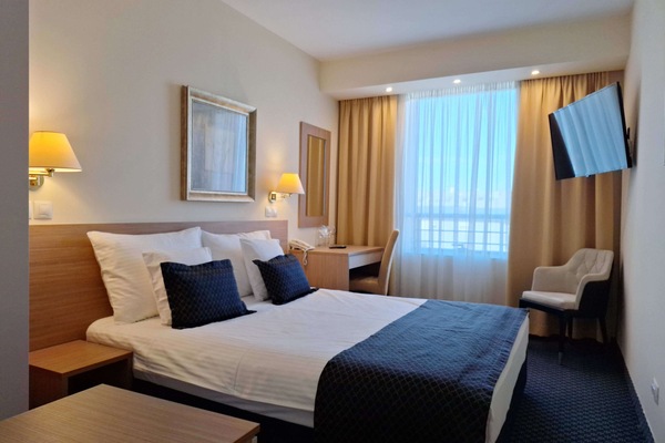 Habitación superior | Escritorio, espacio para trabajar con laptop y cortinas blackout