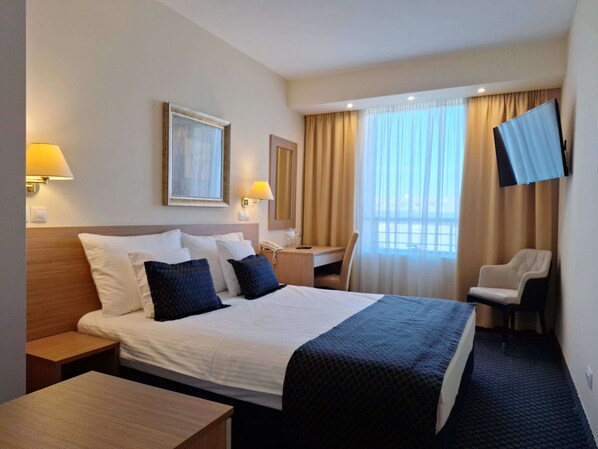 Superior Oda | Masa, dizüstü bilgisayar çalışma alanı, güneşlik/perde, ütü/ütü masası 