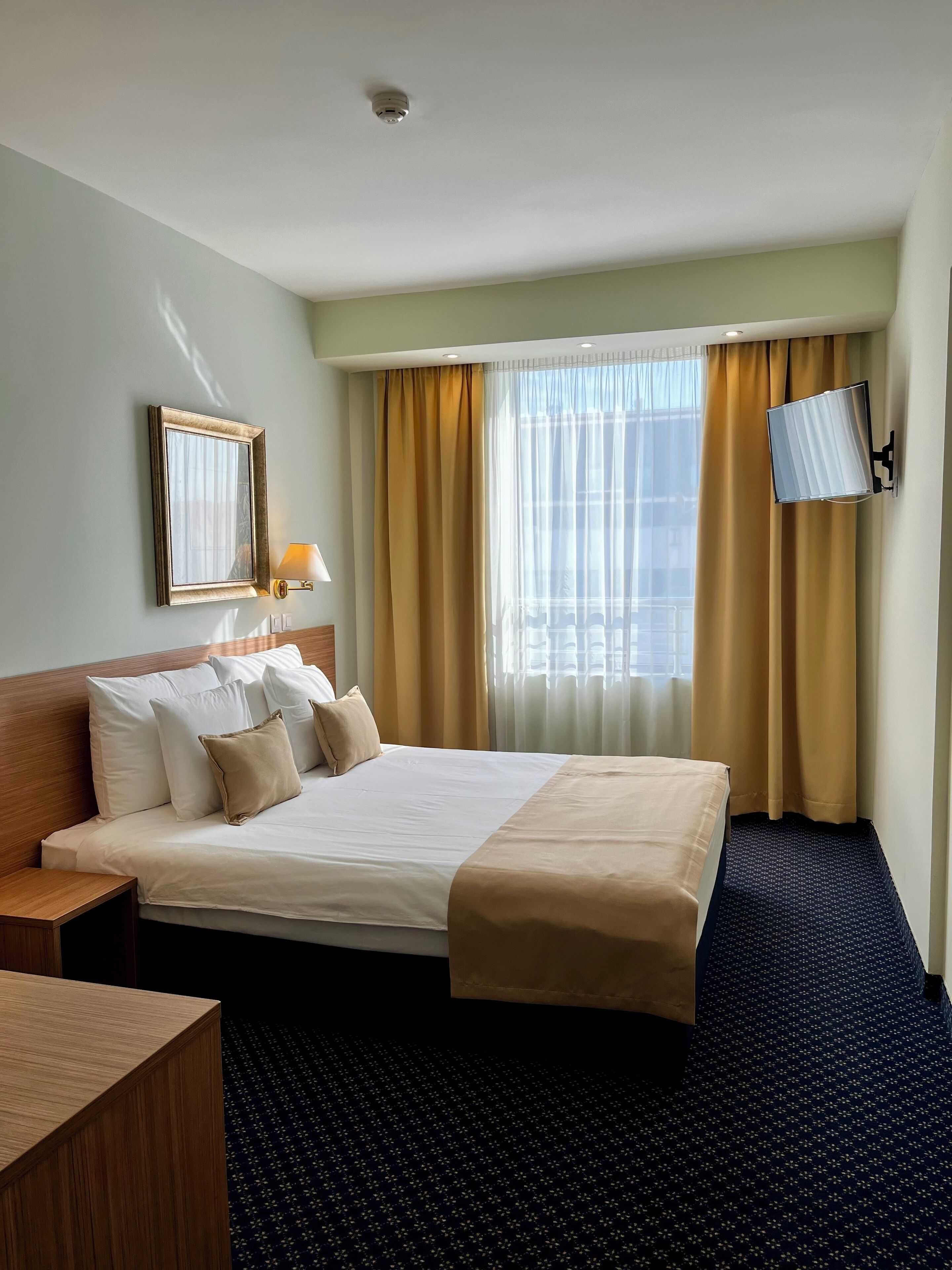 Dobbelt- eller tomannsrom – standard | Skrivebord, skrivebord for bærbar PC og blendingsgardiner