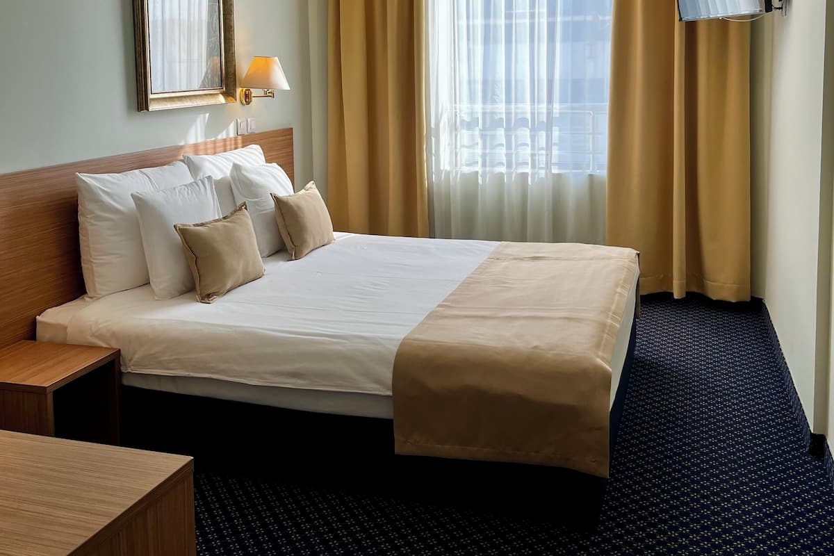 Quarto casal ou duplo standard | Escrivaninha, espaço de trabalho para notebook, cortinas blackout