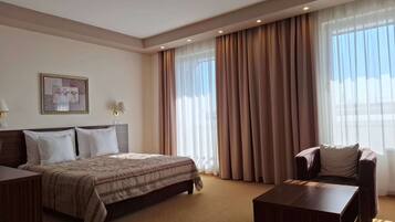 Rom – junior | Skrivebord, skrivebord for bærbar PC og blendingsgardiner