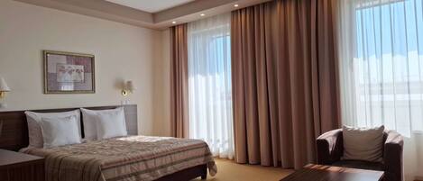 Juniorrum | Skrivbord, arbetsyta för laptop och mörkläggningsgardiner