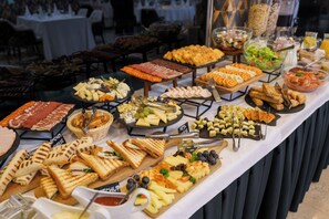 Een buffet met diverse gerechten en bestek.