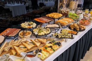 Café da manhã com buffet grátis todos os dias