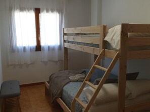 1 quarto, berço de viagem, Wi-Fi de cortesia, roupa de cama