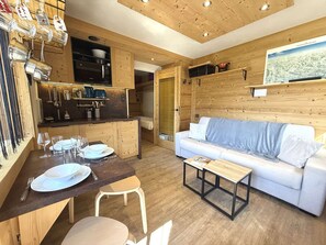 TV - Cozy Studio Near Ski Slopes - Sleeps 4 with Balcony and Parking (Cohennoz)