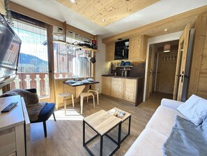 TV - Cozy Studio Near Ski Slopes - Sleeps 4 with Balcony and Parking (Cohennoz)