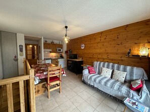 TV - Super Duplex in Vars - 2 Bedrooms, Terrace, Parking (Vars)