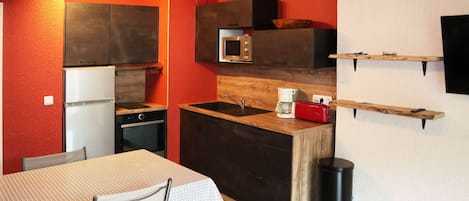 コーヒー / ティーメーカー、冷蔵庫、電子レンジ、オーブン