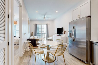 Stylish condo with balcony, high speed internet, W/D and elevator