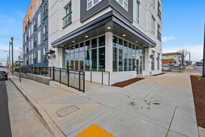 Exterior - Stylish condo with balcony, high speed internet, W/D and elevator (Nashville)