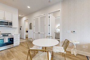 Dining - Stylish condo with balcony, high speed internet, W/D and elevator (Nashville)