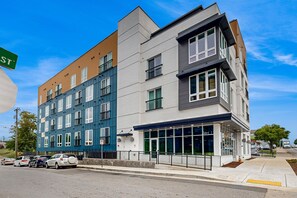 Exterior - Stylish condo with balcony, high speed internet, W/D and elevator (Nashville)