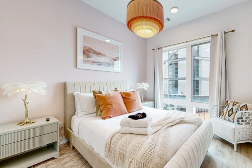 Stylish condo with balcony, high speed internet, W/D and elevator