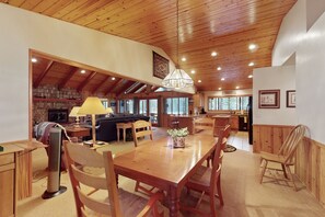 Dining - Cabin on the golf course with fire pit, BBQ grill, and games (Pinetop)