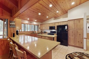 Fridge, microwave, oven, stovetop - Cabin on the golf course with fire pit, BBQ grill, and games (Pinetop)