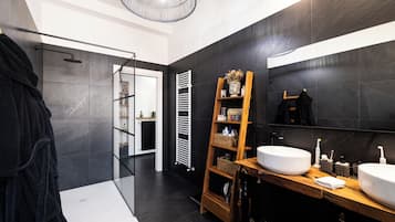 Douche, sĂšche-cheveux, bidet, serviettes fournies