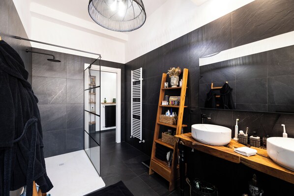 Shower, hair dryer, bidet, towels