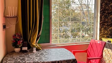 Deluxe Double Room | Laptop workspace