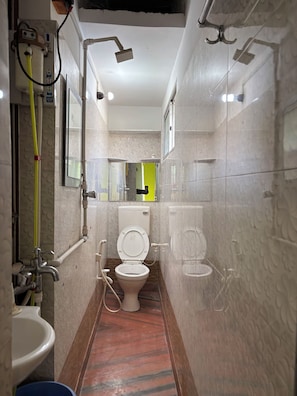 Habitación Deluxe doble | Baño | Artículos de higiene personal gratuitos y toallas