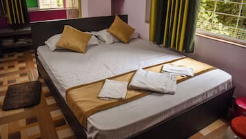 Deluxe Double Room | Laptop workspace