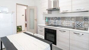 A compact kitchen with a microwave, oven, and sink. - Bari Station Classic Apartment by Wonderful Italy (Bari)