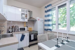 Fridge, microwave, oven, stovetop - Spacious Sofia Condo - Philadelphia LOVE (Sofia)