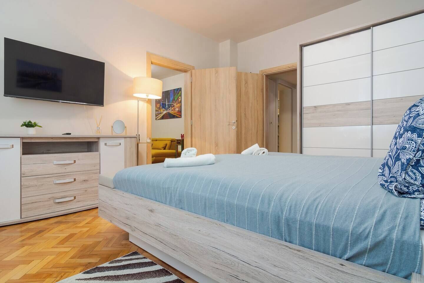 2 makuuhuonetta, työpöytä, silitysrauta/-lauta, ilmainen Wi-Fi