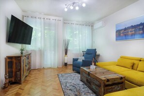 Smart TV - Spacious Sofia Condo - Philadelphia LOVE (Sofia)