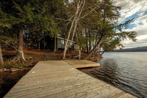 Serene Waterfront Cabin in the Woods | 4-Season Escape w/ WiFi, Kayaks & Firepit