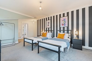 3 bedrooms, iron/ironing board, free WiFi, bed sheets - Stylish Central York Duplex Penthouse (York)