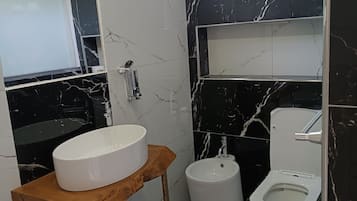 Suihku, hiustenkuivaaja, bidee, pyyhkeet