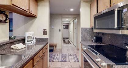 Mountain view condo near golf/Nordic skiing with pool, hot tub & game room