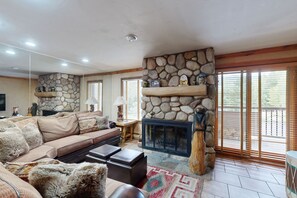 Televisión, chimenea, futbolito y tenis de mesa 