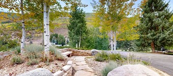 Mountain view condo near golf/Nordic skiing with pool, hot tub & game room