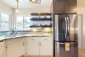 Fridge, oven, stovetop, dishwasher - Sunny dog friendly retreat w/private yard & gas grill, close to beach & downtown (Carmel-by-the-Sea)