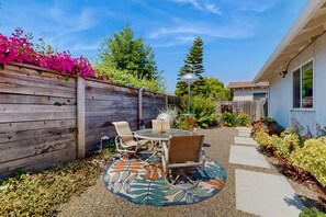 Outdoor dining - Sunny dog friendly retreat w/private yard & gas grill, close to beach & downtown (Carmel-by-the-Sea)