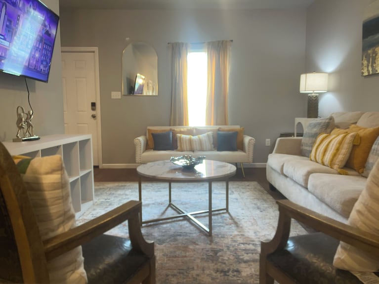 Stylish 2br Apartment Walk To Vsu, Short Drive To Sgmc - Valdosta, GA