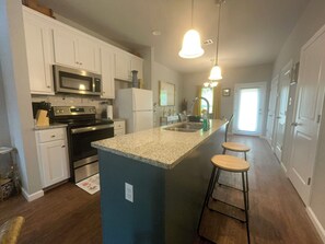 Fridge, microwave, oven, stovetop - Stylish 2BR Apartment – Walk to VSU, Short Drive to SGMC (Valdosta)