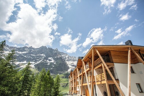 Flora Alpina Experience: Ski-to-door Brand New Chalet Apartment with Garage 
